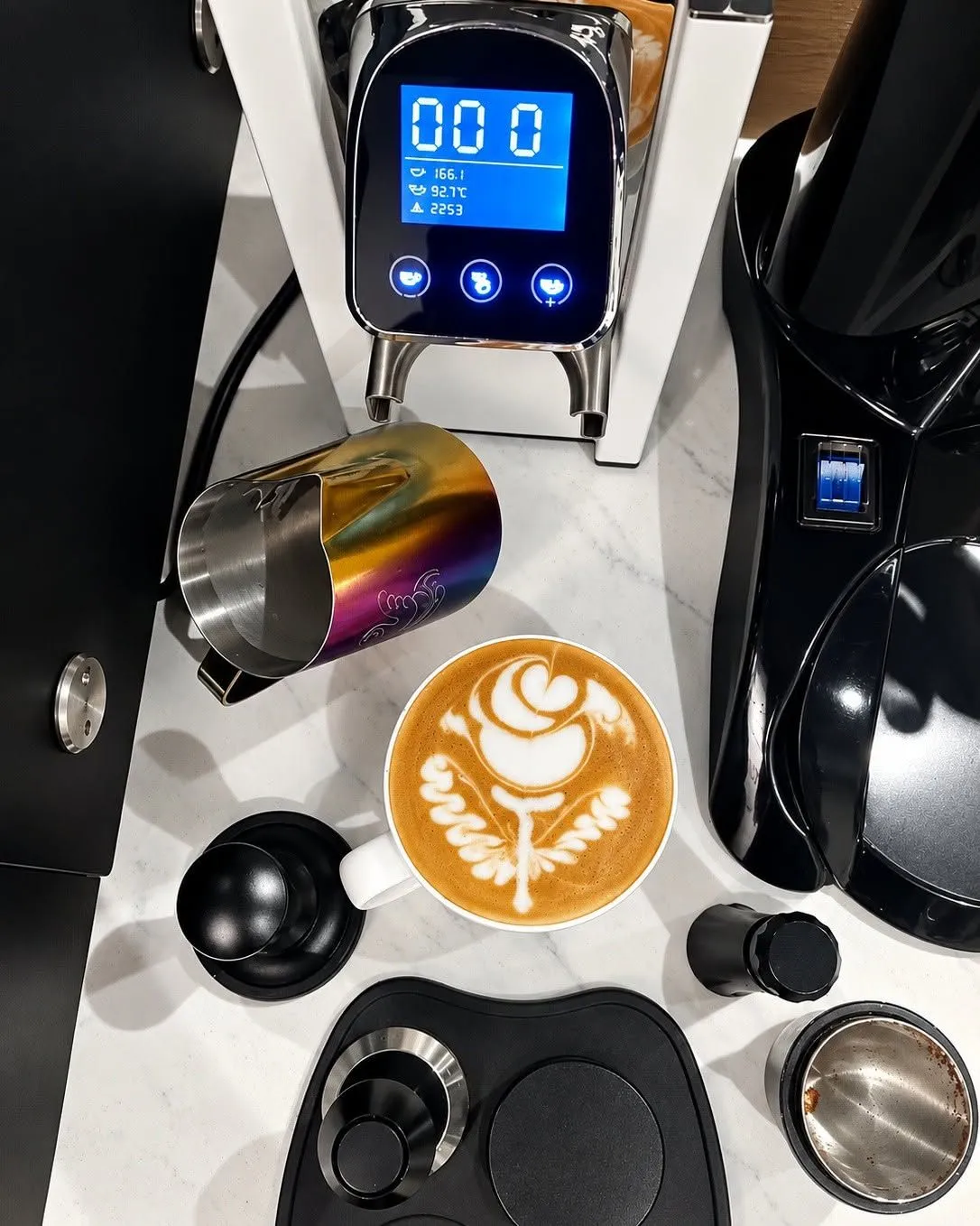 Bar-এ rosetta latte art