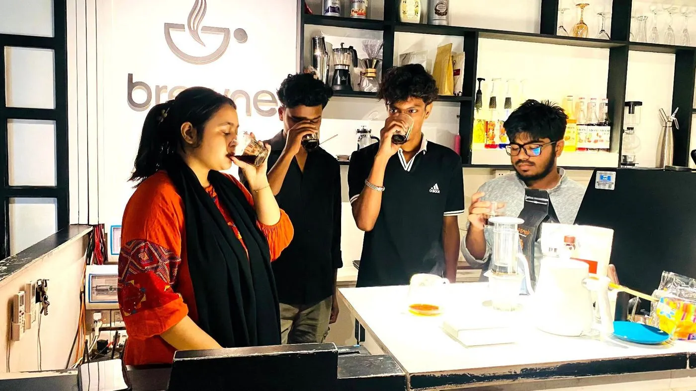 শিক্ষার্থীরা নিজেদের brew চেখে দেখছেন