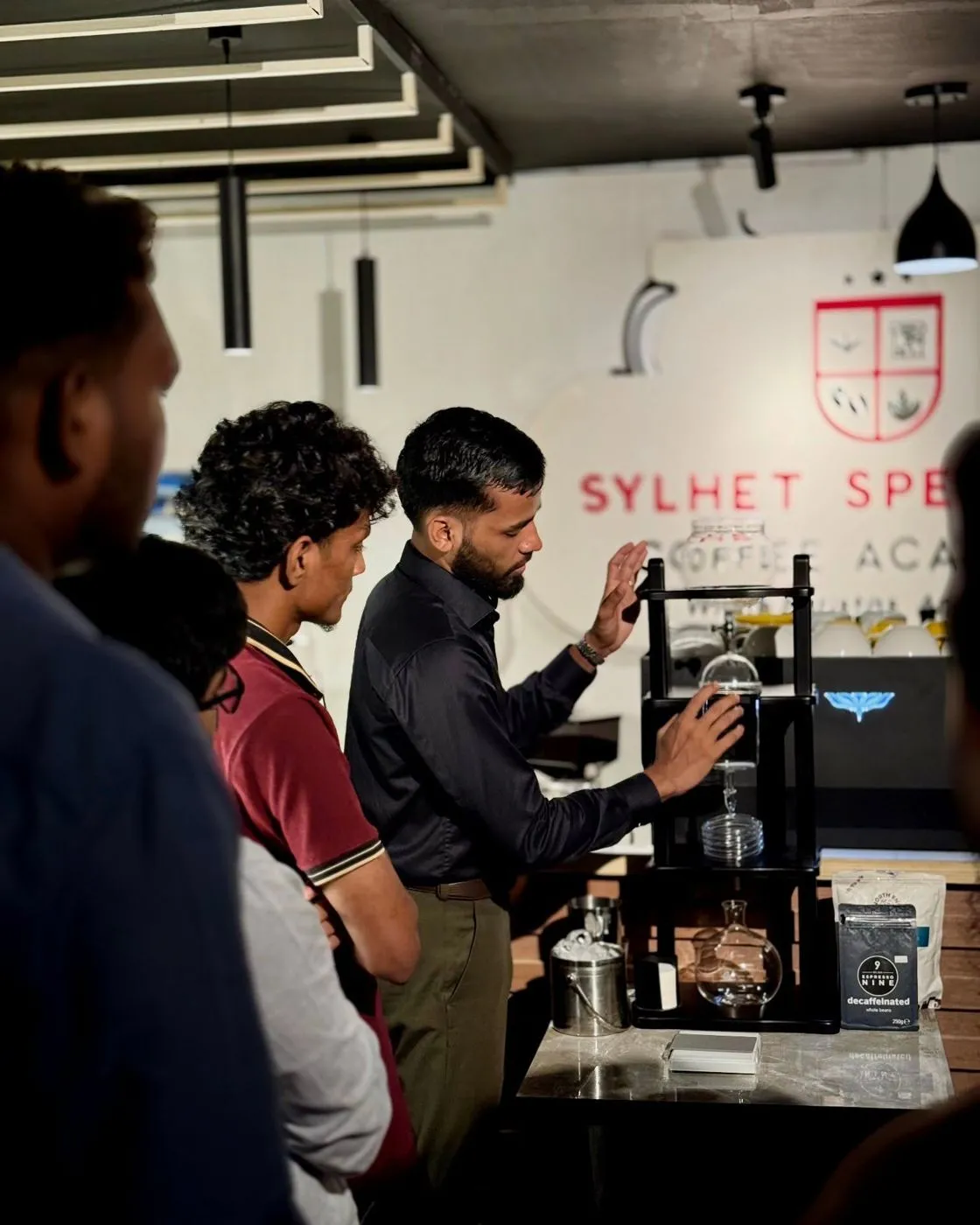 SSCA-তে শিক্ষার্থীদের cold-drip demonstration দেখাচ্ছেন instructor